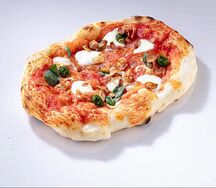 Томаты, моцарелла, чесночные чипсы