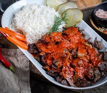 Донер на тарелке с рисом и говядиной