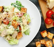 Салат Цезарь с курицей