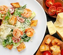 Салат Цезарь с креветками