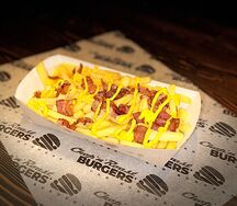 Картофель фри с беконом и сырным соусом