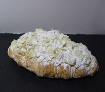 Круассан с миндалем