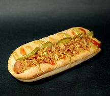 Хот-дог со cвинoй сосиской