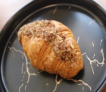 Круассан с карамелью