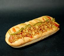 Хот дог с говяжьей сосиской и сыром