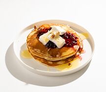 Панкейк с камамбером и джемом