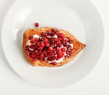 Канадская плюшка с брусникой