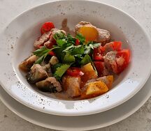 Пять помидор с кинзой и луковой пенной