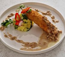 Котлета по-Киевски с толчёным картофелем и зелёным луком