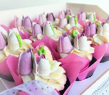 9 шоколадных капкейков с клубничной начинкой