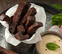Бородинские чесночные гренки с соусом