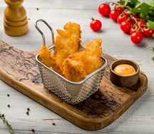 Куриные стрипсы в панировке с соусом