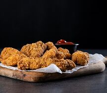 Куриные крылья в панировке с соусом