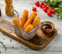 Рыбные палочки из минтая с соусом 