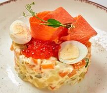 Оливье с форелью и красной икрой
