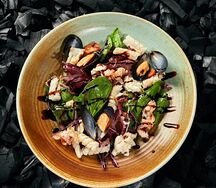 Салат с морепродуктами и страчателлой