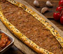 Пиде с рубленой говядиной и овощами