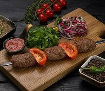 Люля-кебаб из баранины и говядины с помидорами