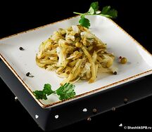 Салат с маринованными огурчиками