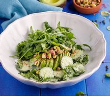 Зеленый салат с авокадо и соусом из лемонграсса