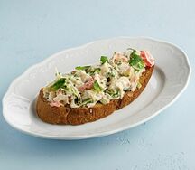 Брускетта с камчатским крабом