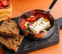 Запеченная брынза с томатами и маслинами