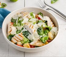 Салат Цезарь с курицей