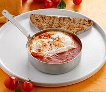 Яичница с томатами и пармезаном