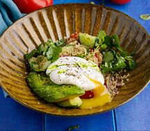 Овощной салат с киноа, авокадо и яйцом пашот