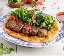 Седло ягненка на лепешке