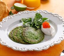 Оладьи из кабачков и шпината с красной икрой