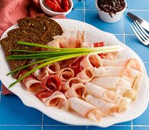 Ассорти из сала с чесноком