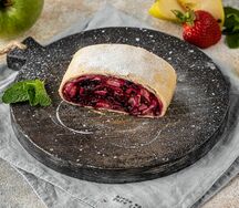 Штрудель с яблоком и смородиной