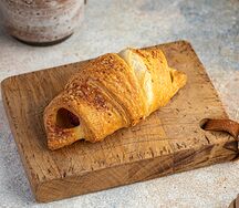 Круассан с сосиской и соусом