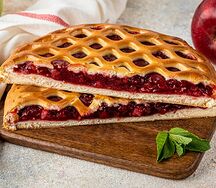 Пирог с брусникой и яблоками