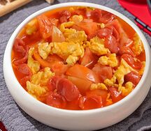 Жареные помидоры с яйцами по-китайски и рис
