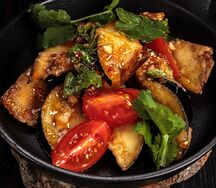 Салат Хрустящий баклажан с жареным сыром
