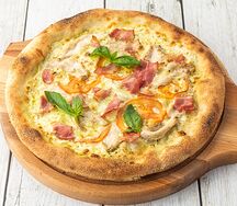 Пицца с курицей и сливочным соусом