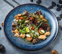 Салат с куриными сердечками и соусом Айоли