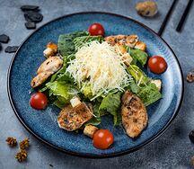 Салат Цезарь с курицей