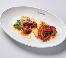 Осьминог, печёный картофель, томатная сальса