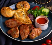 Шашлык из свинины с овощами, лепешкой и соусом сацебели