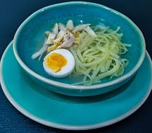 Куриный бульон с лапшой и яйцом