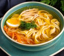 Куриный суп с лапшой и яйцом