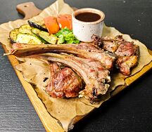 Каре ягненка с овощами гриль и гранатовым соусом наршараб