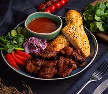 Шашлык куриный с овощами, лепешкой и соусом сацебели