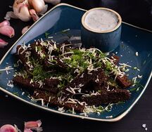 Чесночные гренки с пармезаном и зеленью