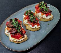 Брускетты с творожным сыром и вялеными томатами