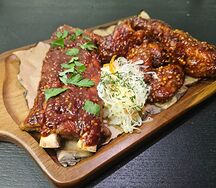 Микс из куриных крылышек и свиных ребрышек под соусом BBQ