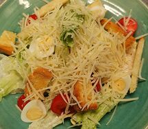 Салат Цезарь с курицей